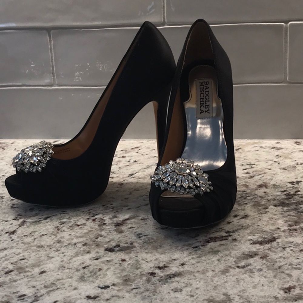 Badgley Mischka Women's Pettal Platform Pump